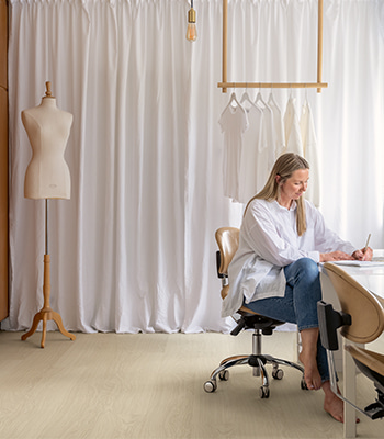 une femme travaillant dans un bureau avec un sol en vinyle beige